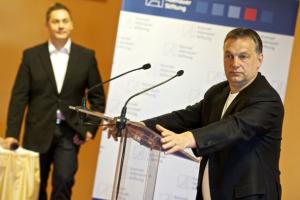 Viktor Orbán auf der Konferenz in Sarlóspuszta