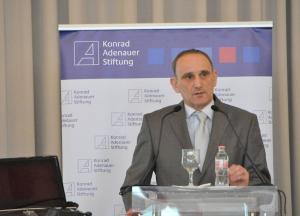 Kommunalfinanzreform am 13.02.2013 in Gödöllő: Dr. György Gémesi, der Vorsitzende von MÖSZ und Bürgermeister von Gödöllő