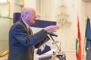 Prof. Dr. Dr. hc. Horst Zimmermann während seines Vortrages zur Finanz- Wirtschafts- und Staatsschuldenkrise am 20.03.2013 an der Andrássy Universität Budapest