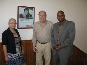 MdB Fischer mit KAS; Leiterin Frau Hildegard Behrendt-Kigozi und Projektassistent Samson Adeniran
