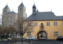 Münsterkirche mit altem Torhaus