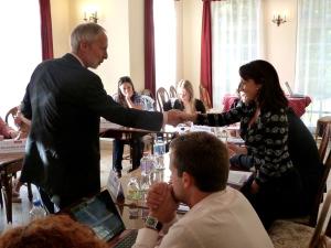 Frank Spengler, Leiter des Auslandsbüros Ungarn der Konrad-Adenauer-Stiftung begrüßt die Teilnehmer des Seminars "Effektive Internationale Medienarbeit" des Robert Schuman Instituts in Budapest am 3.10.2012