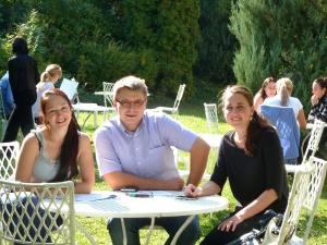 Teilnehmer des Seminars "Effektive Internationale Medienarbeit" des Robert Schuman Instituts in Budapest am 3.10.2012 bei der Gruppenarbeit im Garten