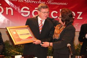 Die Konrad Adenauer Stiftung vermittelte die Inhalte in enger Zusammenarbeit mit der Comisión Mexicana de Derechos Humanos, eine Publikation unter dem Titel La Constitución y los Derechos Humanos dokumentiert die zentralen Veränderungen. Für dieses Engagement wurde der Vertreter der Stiftung mit dem Menschenrechtspreis Ramón Sánchez Medal geehrt.