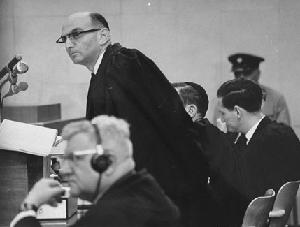 Jerusalem, 11. Juli 1961: Verteidiger Servatius (l.), Ankläger Gideon Hausner (m., stehend) und der stellvertretende Ankläger Gabriel Bach (r.) im Gerichtssaal