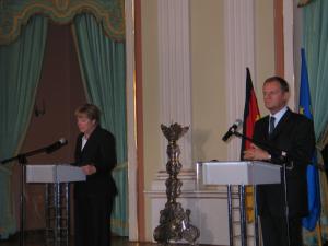 Pressekonferenz von Merkel und Tusk im Warschauer Königsschloss am 16.8.2005