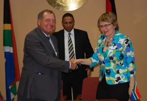 Helen Zille, Praemierministerin der Westkap-Provinz und Dr Werner Boehler, KAS ZilleUnterzeichnung eines Kooperationsabkommens