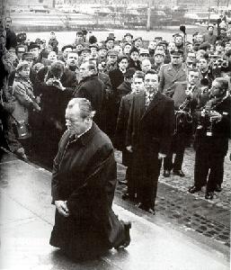 Brandts Kniefall vor dem Warschauer Ghetto-Mahnmal am 7.12.1970