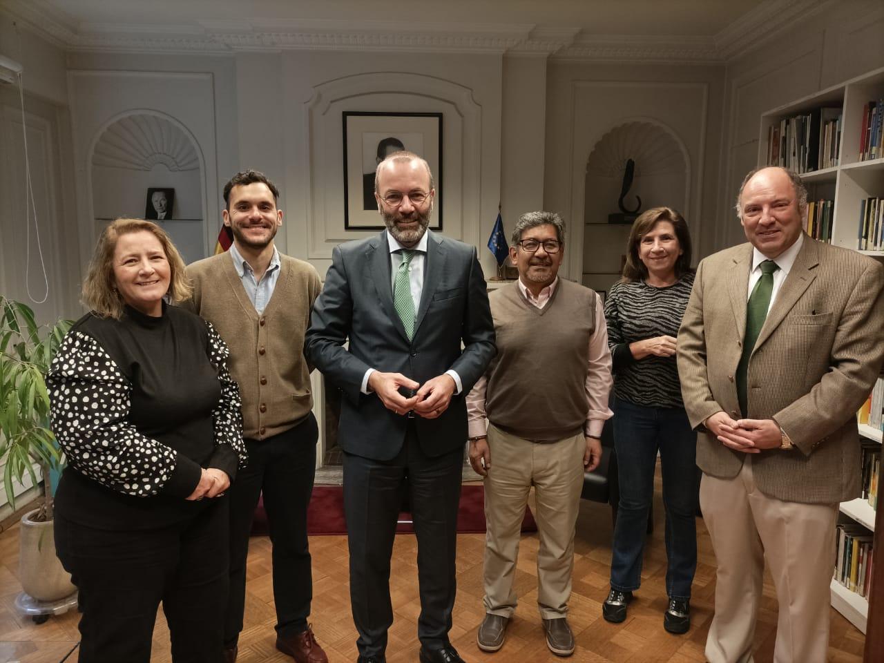 Manfred Weber y el equipo de la KAS