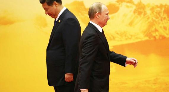  Russlands Präsident Wladimir Putin (R) geht am 11. November 2014 während des Forums der Asiatisch-Pazifischen Wirtschaftskooperation (APEC) im Internationalen Kongresszentrum am Yanqi-See im Bezirk Huairou von Peking an Chinas Präsident Xi Jinping vorbei.