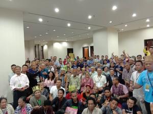 Sivarasah Rasiah, Deputy Minister of Rural and Regional Development, Malaysia (seated in the middle with light green shirt) with the participants of the conference.