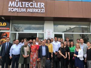 Çalıştay kapsamında uzmanlar Sultanbeyli’de bulunan Mülteciler Toplum Merkezi’ni ziyaret ederek, oradaki mültecilere yönelik sunulan sağlık, eğitim ve danışmanlık hizmetlerini yerinde incelediler