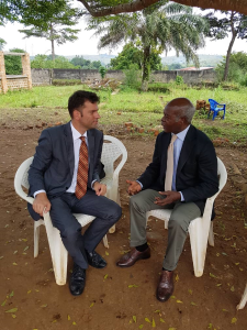 AM Jaecke im Gespräch mit Hon. Gilbert Kiakwama (CDC)