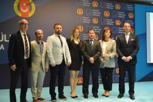 From left to right: OLCAYTO, Ömer SALKI (Award for Layout), Abdullah YÜKSEL (Honorary Award for Layout), Ceren DENIZ (Honorary Award for News), Aydın ARSLANYILMAZ (Award for News), Ipek Cansel Sahın (Award for picture) v.l.n.r Turgay OLCAYTO, Ömer SALKI (Award for Layout), Abdullah YÜKSEL (Honorary Award for Layout), Ceren DENIZ (Honorary Award for News), Aydın ARSLANYILMAZ (Award for News), Ipek Cansel Şahin (Award for Picture)