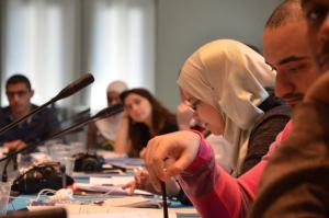 Participantes trabajando en equipo durante el taller MENA Escuela de liderazgo.