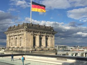 Bundestagsgebäude mit der deutschen Staatsflagge.