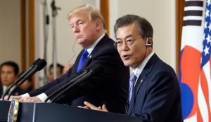 Wichtige Partner: US-Präsident Donald Trump besuchte Anfang November 2017 Südkoreas Präsidenten Moon Jae-in, 8. Nov. 2017. | © Republic of Korea / Flickr / CC BY-SA 2.0