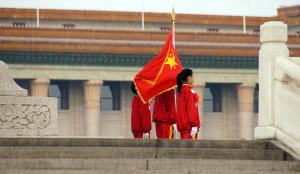 Chinesinnen mit der Flagge der Volksrepublik China | © Patrick Denker / Flickr / CC BY 2.0