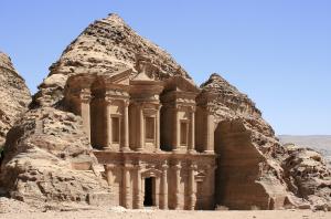 Das UNESCO Weltkulturerbe, die verlassene Felsenstadt Petra ist auch ein Ziel auf der Reise.