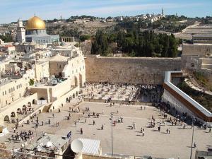Klagemauer und Felsendom in Jerusalem ( Foto: Golasso / https://commons.wikimedia.org/w/index.php?curid=12647724 )