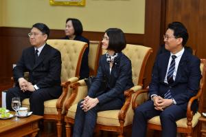 Judge Yi Kiri (l), Director, Judicial Research, Supreme Court Library, Gisela Elsner, Director KAS Rule of Law Programme Asia and Mr. Young-min Park, Managing Director, Consulting Division, KCA Inc.