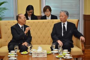 President of the Supreme Administrative Court Thailand, Piya Patangta (l) and Chief Judge Min Koo Kang, President of the Supreme Court Library of Korea