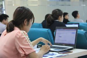 Participants follow the introductions on their own laptops