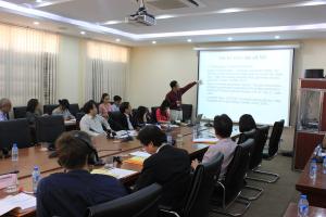 Assoc. Prof. Dr. Trần Thị Minh Ngọc is explaining his presentation