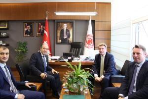 Thomas Bareiß, MdB und Sven-Joachim Irmer, Leiter der Konrad-Adenauer-Stiftung in der Türkei im Gespräch mit Mustafa Yeneroğlu, Abgeordneter der AK Partei und Vorsitzender der Kommission für Menschenrechte im Türkischen Parlament