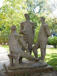 Figurengruppe im Park vor der Volkshochschule - Diskussion