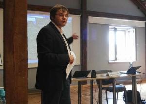 Dr. Wolfgang Sender spricht auf der Europäischen Sommerschule 2016 in Kuldiga (Lettland).