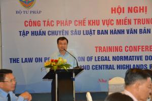 Mr. Nguyen Hong Tuyen makes a speech