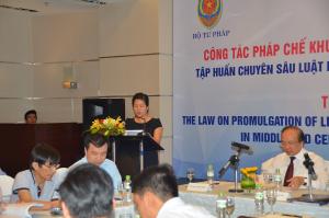 Ms Do Thanh Huong makes a speech