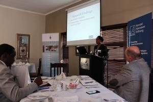 Edith Kiragu regt einen Erfahrungsaustausch über Erneuerbare Energien in Limpopo und Northern Cape an. Vorne links: Prof. Murombo, Mandela-Institut. Vorne rechts: Dr. Dix (KAS Südafrika)
