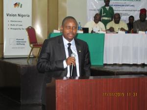 Samson Adeniran hält eine Rede bei der Bürgerversammlung in Enugu