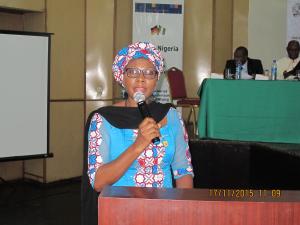 Frau Ngozi Ekeoba hält eine Rede bei der Bürgerversammlung in Enugu.