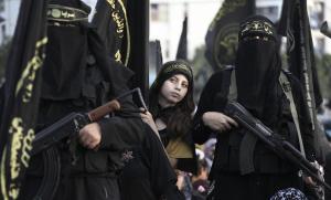Verschleierte Personen und ein Mädchen in einer islamischen Djihad-Bewegung