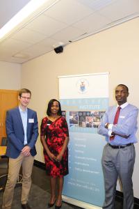v.l. KAS-Trainee Tilmann Feltes mit Researcher Edith Kiragu und Direktor Prof. Tumai Murombo des Mandela Institute