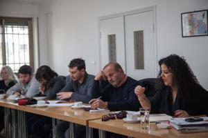 Pressekonferenz mit lokalen und internationalen Journalisten