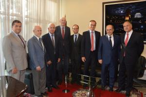 de gauche à droite : Ethem Barkan ÖZ, Ambassadeur de la République de Turquie ; Helmut REIFELD, Représentant-Résident de la KAS ; Mohammed Tawfik MOULINE, Directeur Général de l’IRES ; Rupert JOY, Ambassadeur de l’Union Européenne au Maroc ; Zvonimir FRKA PETESIC, Ambassadeur de la République de Croatie ; Volkmar WENZEL, Ambassadeur de la République Fédérale d'Allemagne ; Senén FLORENSA, Président exécutif de l’Institut Euro-Méditerranéen ; Hatem BEN SALEM, Directeur Général de l'ITES