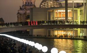 Lichtinstallation in Berlin entlang der Mauer zur Wiedervereinigung | Foto: mompl/Flickr