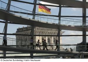 Deutscher Bundestag - Fahne und Kuppel