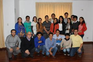 Participantes de la Escuela de Formación Política "Millenials para el cambio" con Juan Daniel Tapia, Abogado, Experto en Campañas Electorales y dirigente del Partido Social Cristiano - COPEI (Venezuela) y Sarita Sánchez, Consultora en Programas Sociales y Juveniles; Lideresa y Activista en San Juan de Lurigancho, luego de las exposiciones "Jóvenes y Política: De la palabra a la faena y a la protesta".