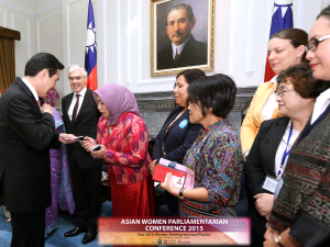 President Ma handing out personal namecards to all AWP participants