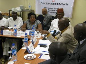 Gäste des Runden Tischs zum Thema "Politische Bildung im Schulunterricht" am 19. Mai 2015 in Abuja.