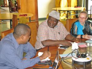 Programm-Verantwortlicher Samson Adeniran (l.) und die Direktorin der Konrad-Adenauer-Stiftung in Nigeria, Hildegard Behrendt-Kigozi (r.) während des Partner-Workshops vom 12.-13. Mai 2015 in Lagos.