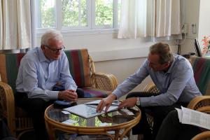 Dr. Pöttering during the briefing with Robert Turner, UNRWA Director of Operations in Gaza