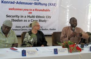 Prof. Tajudeen Akanji, Hildegard Behrendt-Kigozi und Prof. Francis O. Egbokhare (v.l.n.r.) auf dem Podium der Roundtable-Diskussion "Security in a multiethnic city" am 5. November 2014 in Ibadan.