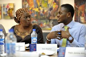 Francesca Edeghere und Stephen Chukwuebuka während einer Roundtable-Diskussion zum Thema "Demokratie braucht Demkoraten" am 17. März 2015 in den Räumen der Konrad-Adenauer-Stiftung in Abuja, Nigeria.