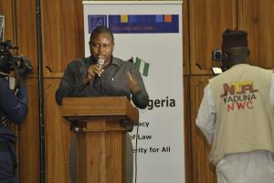 Samson Adeniran, Mitarbeiter der Konrad-Adenauer-Stiftung in Abuja, Nigeria während der Eröffnungsrede anlässlich des Town Hall Meetings in Kaduna am 2. Februar 2015.